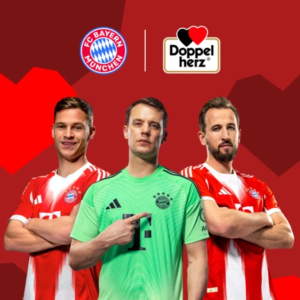 Tri igrača FC Bayern Münchena stoje ispred crvene pozadine s geometrijskim oblicima srca. S lijeva na desno: Harry Kane, Jamal Musiala i Manuel Neuer. Iznad njih se nalaze logotip FC Bayern München i logotip Doppelherz, koji ukazuju na partnerski odnos između brendova.