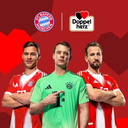 Tri igrača FC Bayern Münchena stoje ispred crvene pozadine s geometrijskim oblicima srca. S lijeva na desno: Harry Kane, Jamal Musiala i Manuel Neuer. Iznad njih se nalaze logotip FC Bayern München i logotip Doppelherz, koji ukazuju na partnerski odnos između brendova.